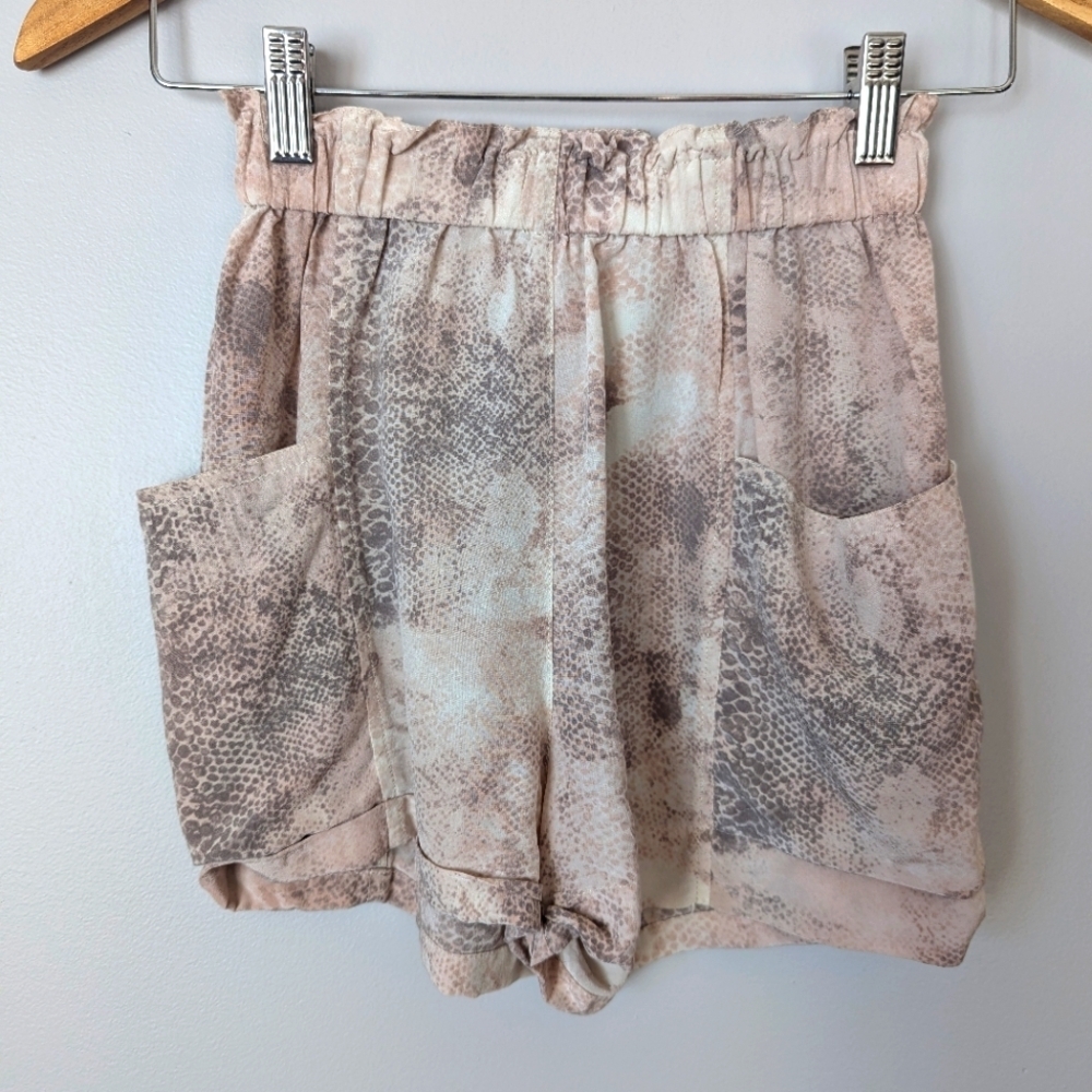 Wilfred Aritzia Snake Print Paper Bag 100% Silk Short Womens Size XXS Preppy